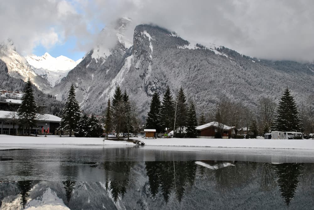frozen-river-samoens