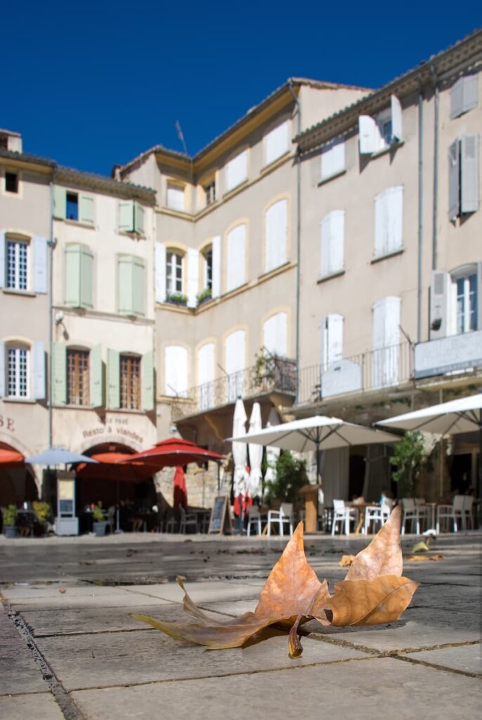 place-des-arcades-nyons